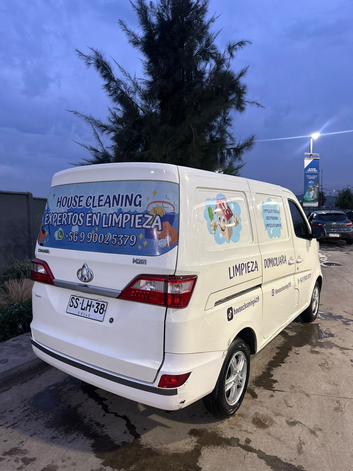 El furgón de House Cleaning, rotulado con el nombre y el teléfono de la empresa.